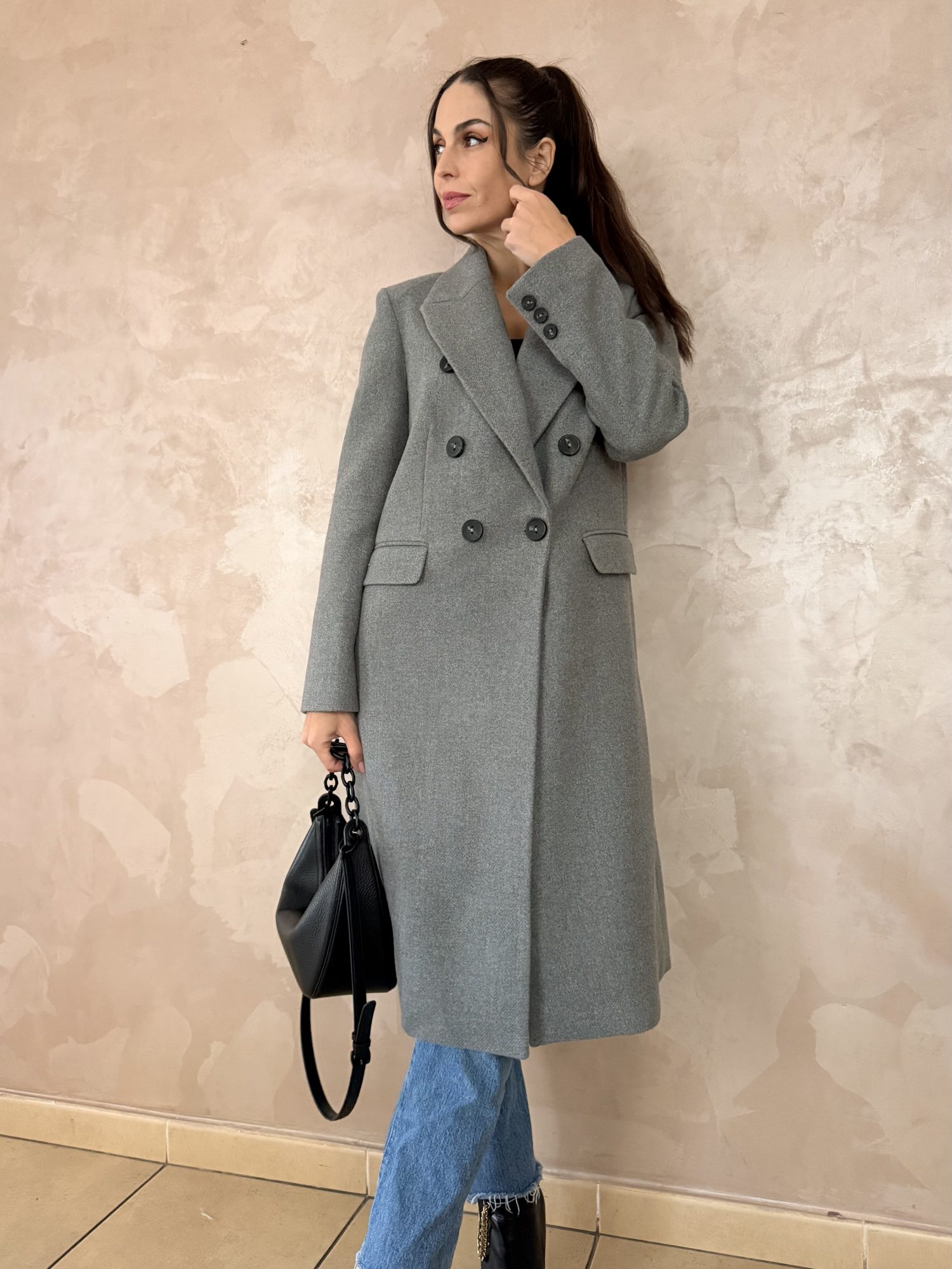 Urban Elegance – Sivý kabát so zapínaním na gombíky - Image 2