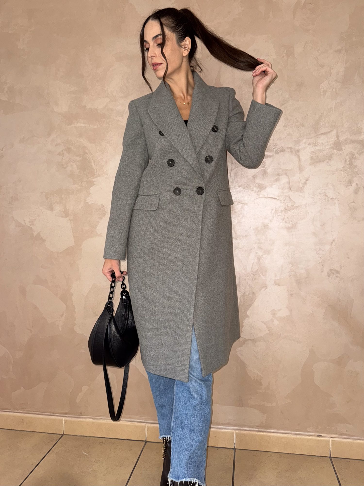 Urban Elegance – Sivý kabát so zapínaním na gombíky