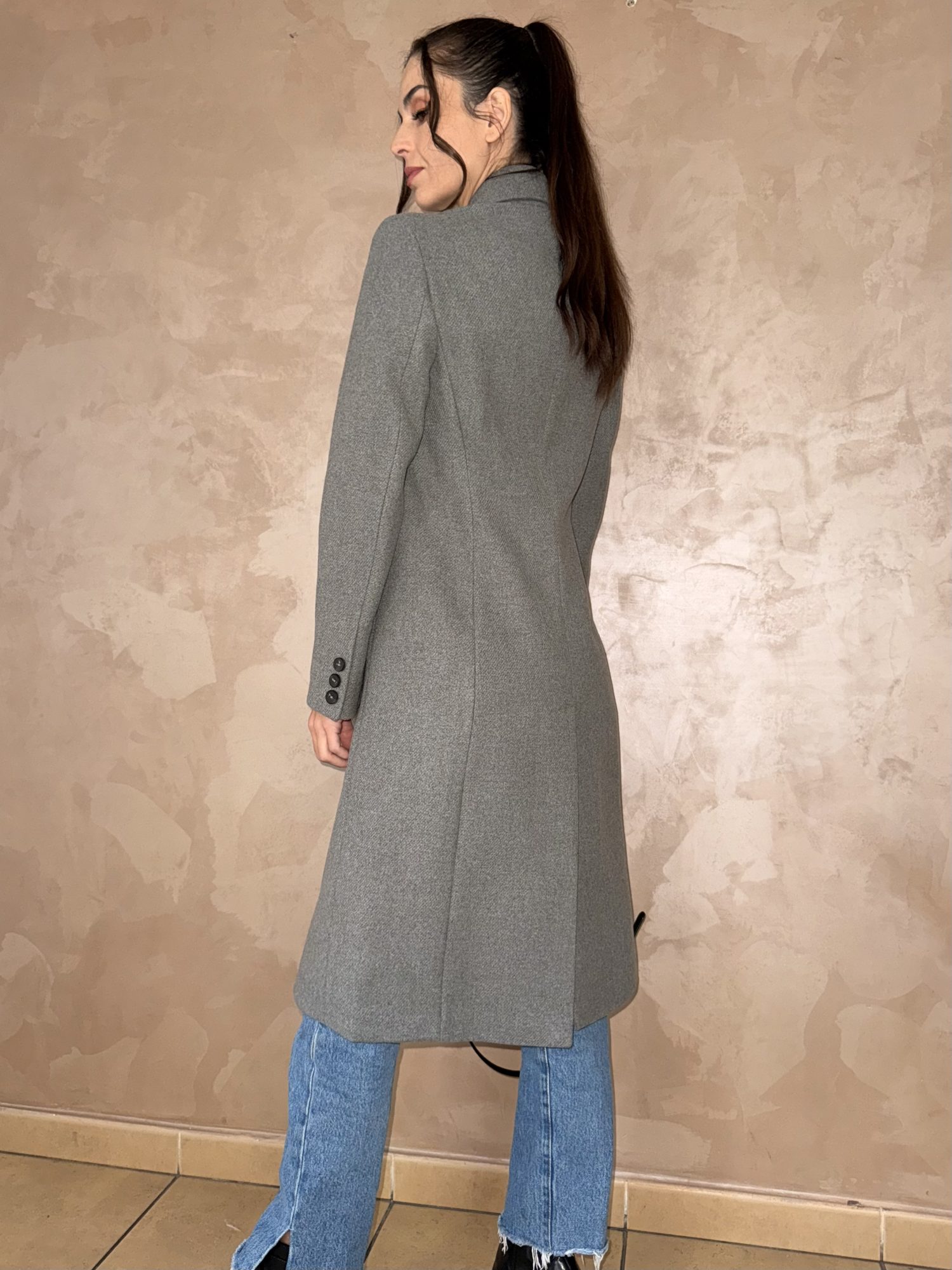 Urban Elegance – Sivý kabát so zapínaním na gombíky - Image 6