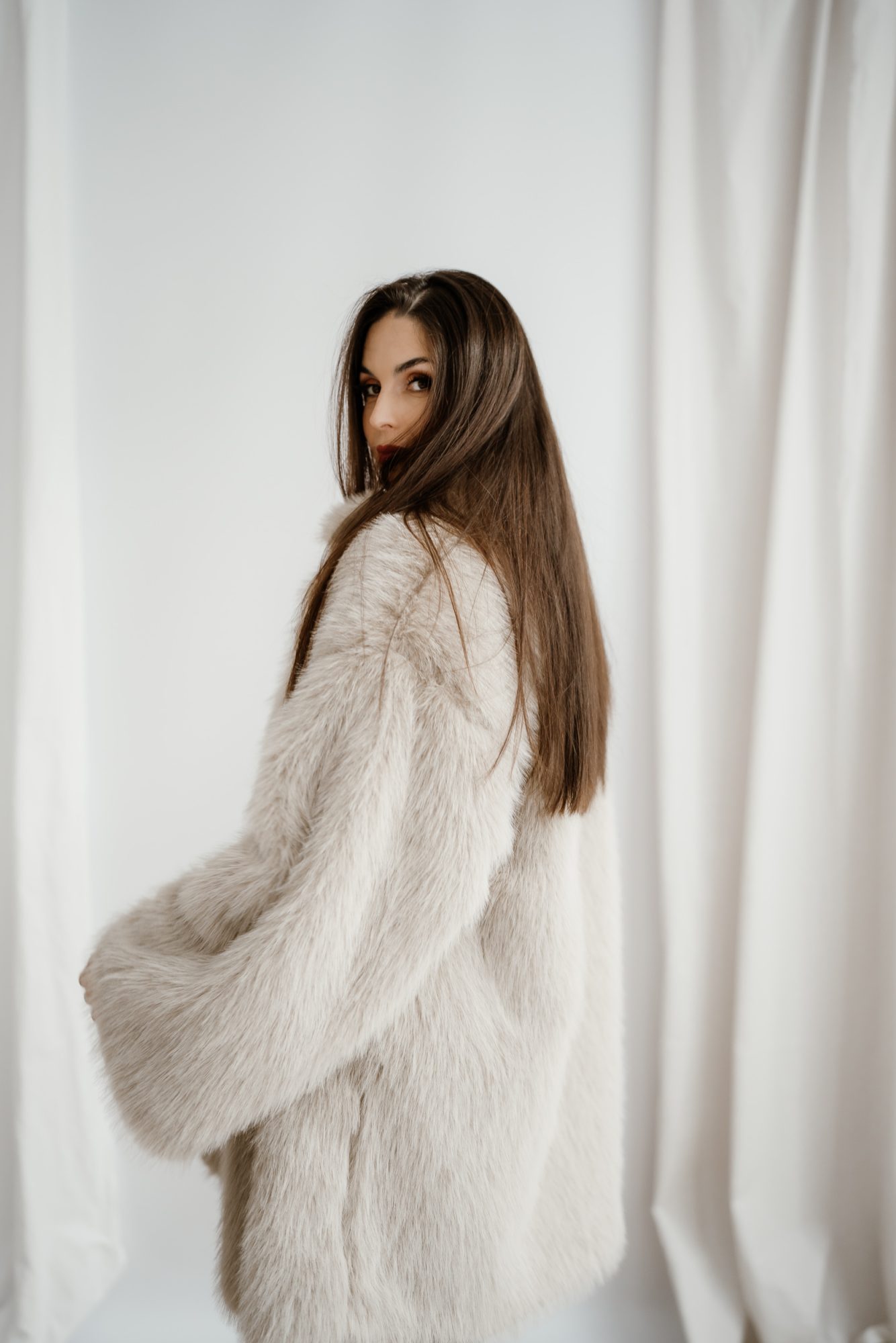 Arctic Glow – Béžový huňatý kabát - Image 3